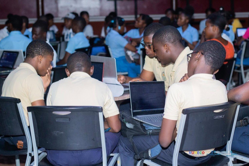 Groupe d’élèves autour d’ordinateurs lors d’un atelier NUMECO