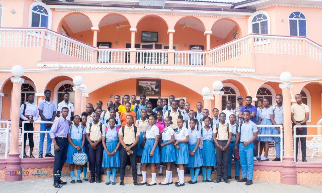 Élèves et encadrants de NUMECO réunis devant un établissement scolaire