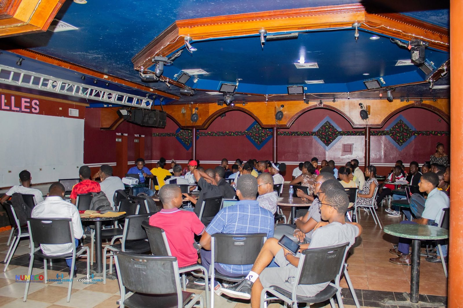 Salle remplie d’élèves lors d’une session NUMECO