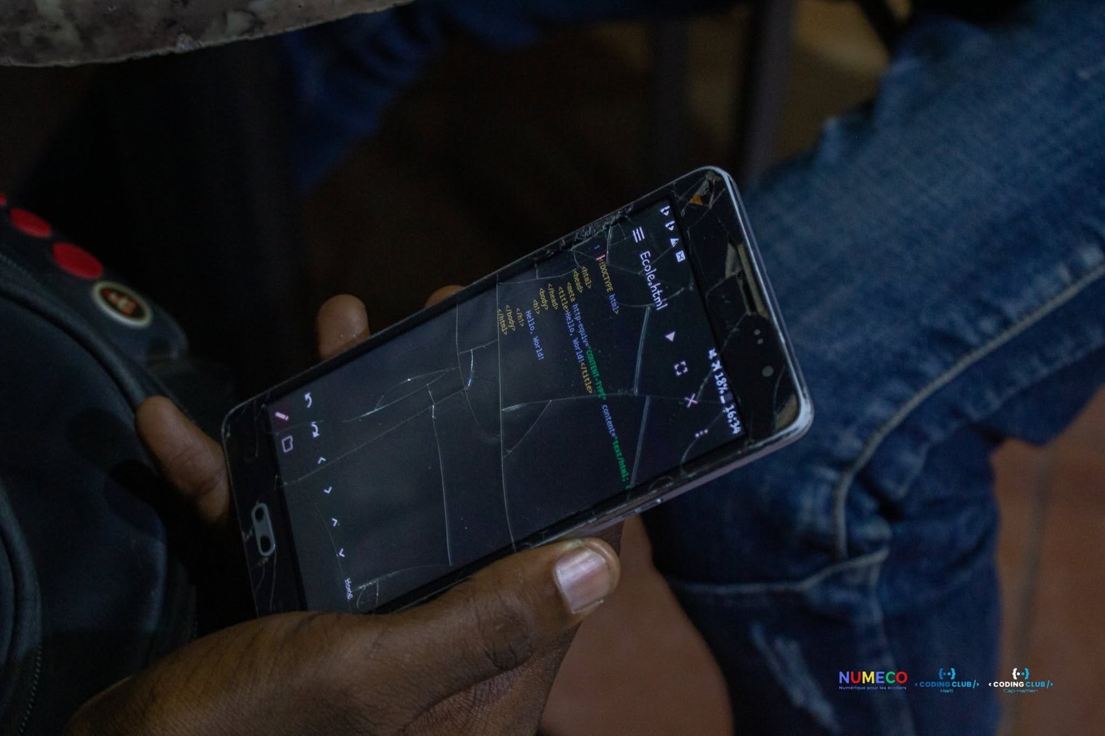 Téléphone utilisé pour suivre une session d’initiation au code