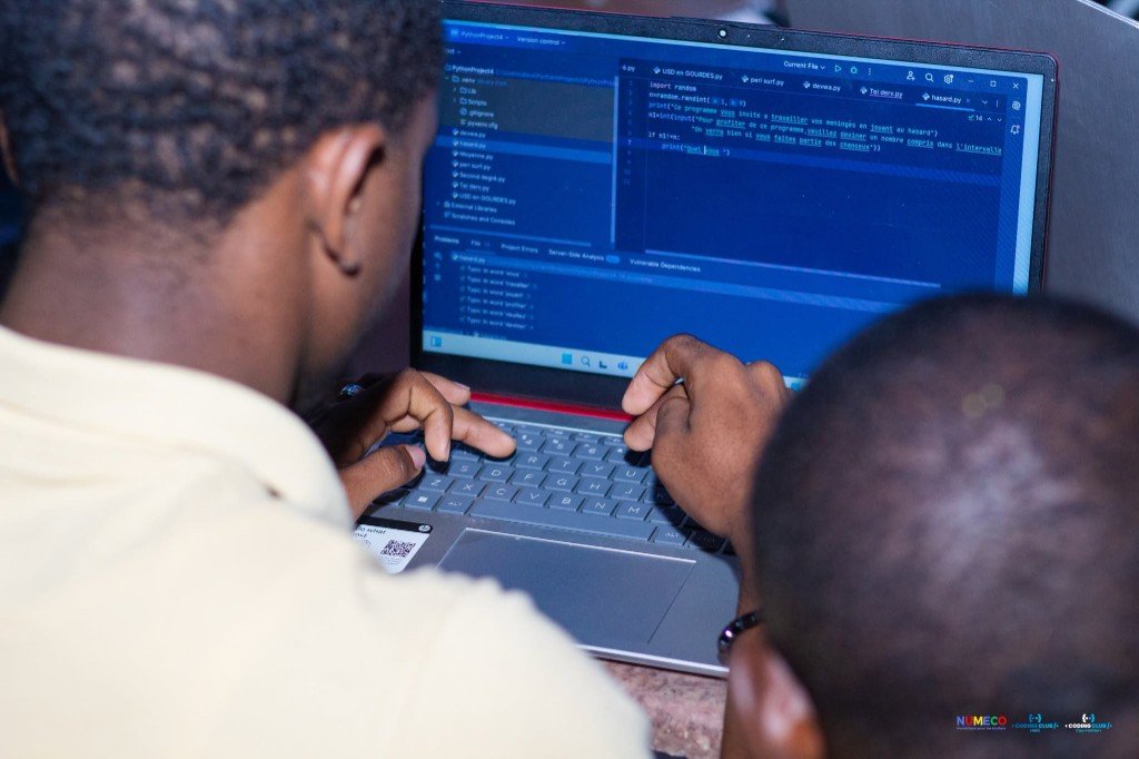 Élèves en train de coder en Python pendant une session NUMECO