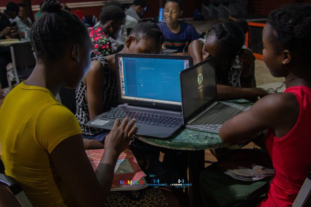 Jeunes filles découvrant Visual Studio Code lors d’un atelier