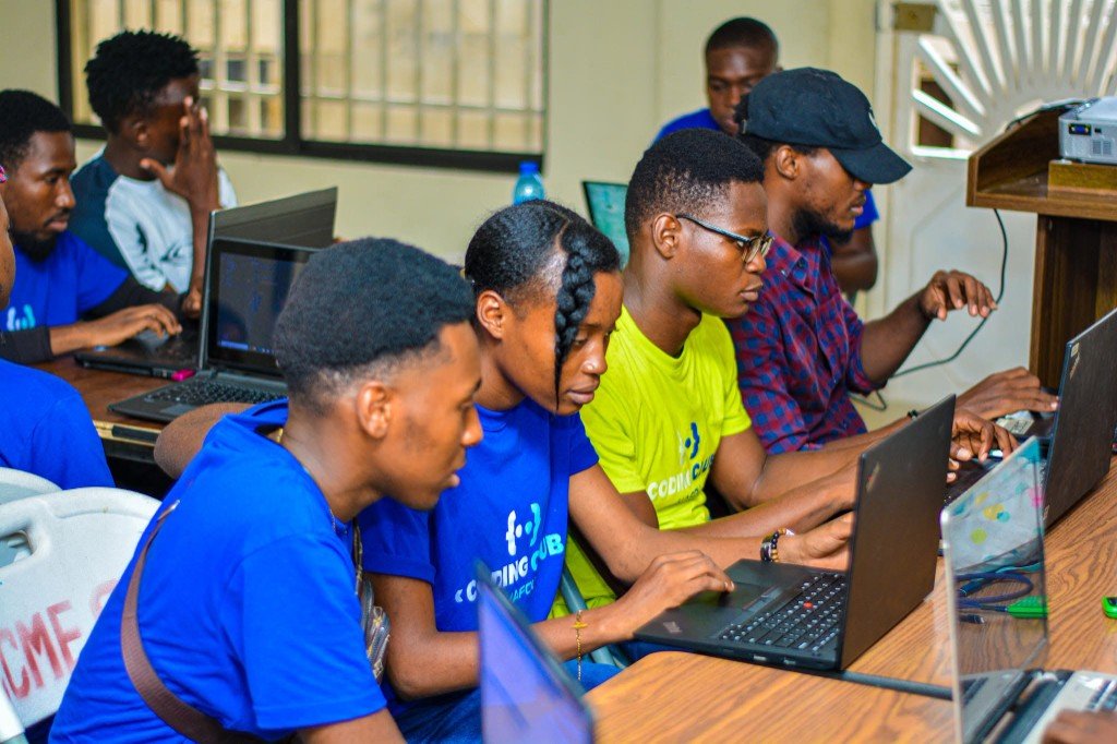 Jeunes en train de coder dans un espace de laboratoire