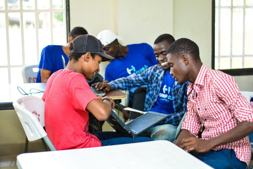 Membres collaborant autour d’un ordinateur portable