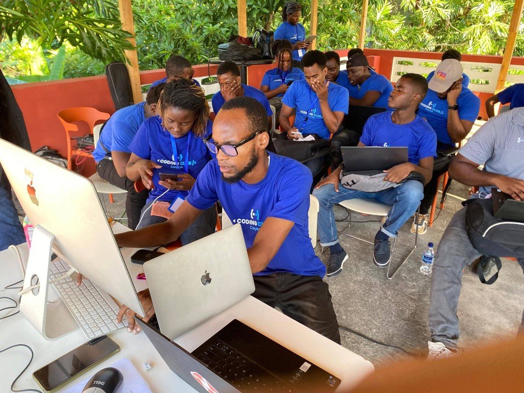 Atelier de laboratoire avec iMac aux Cayes