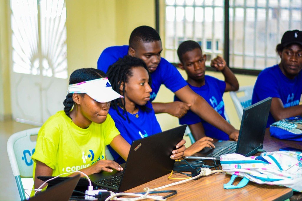 Encadrement autour d’un ordinateur dans un lab Coding Club Haïti