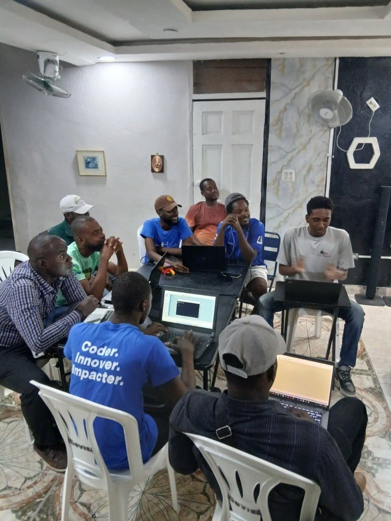 Session de laboratoire autour d’une table, t-shirt Coder Innover Impacter