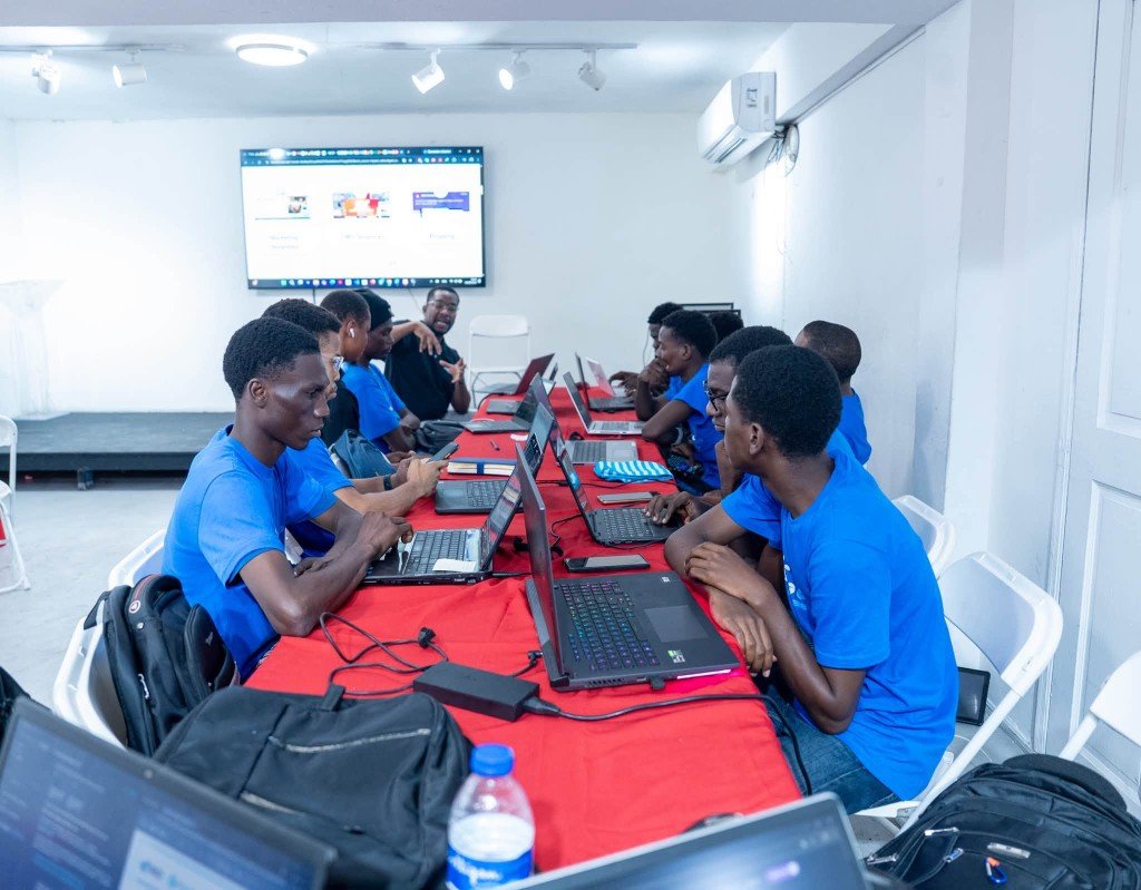 Atelier Haïti Coding Lab autour d’une table de travail