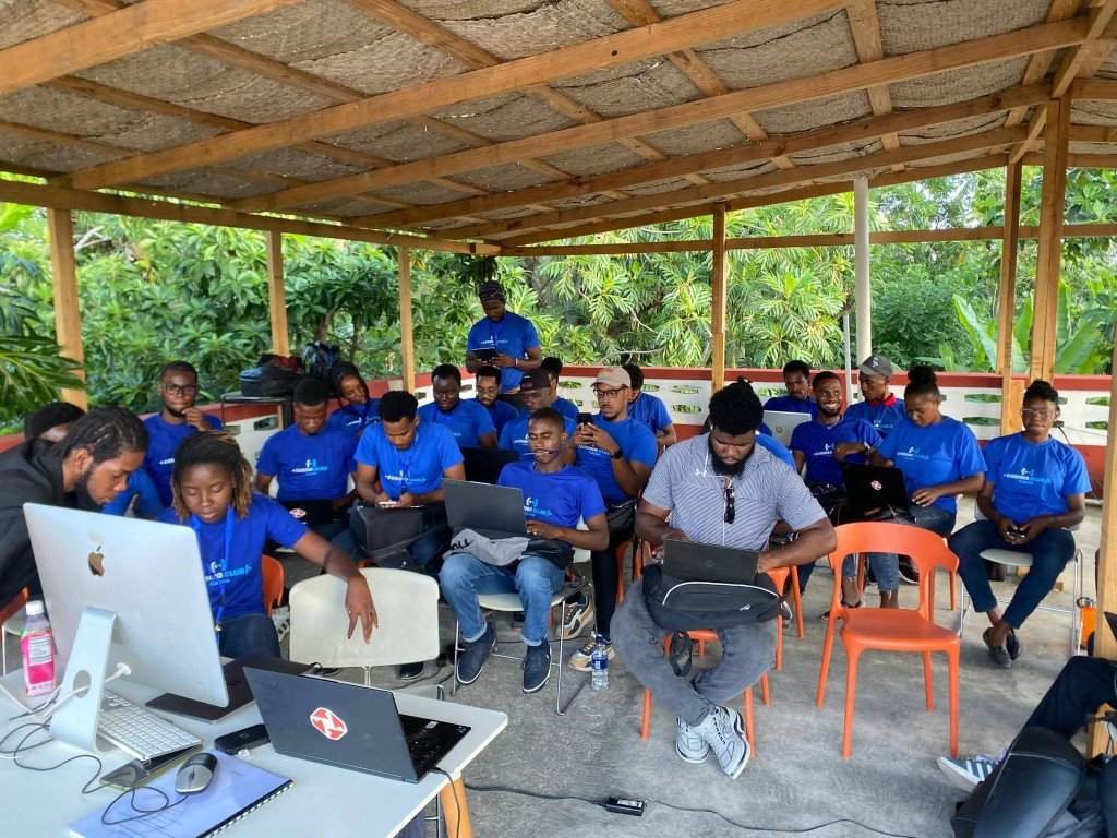 Laboratoire Haïti Coding Lab en extérieur aux Cayes