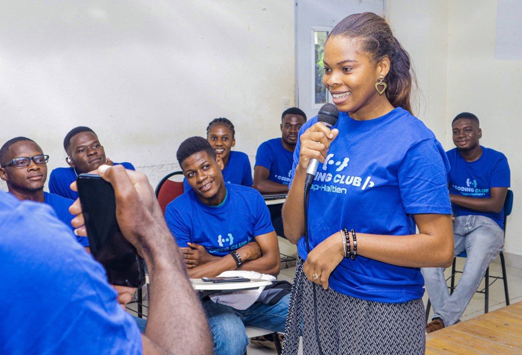 Membre de Coding Club Haïti Cap-Haïtien s’exprimant au micro