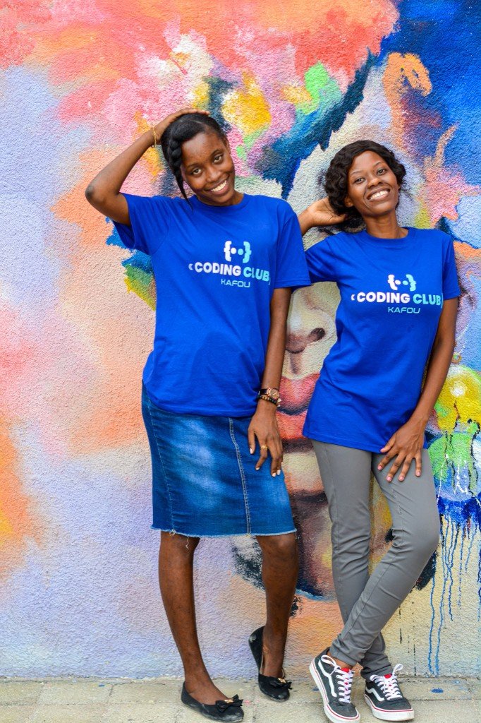 Membres femmes du club Carrefour devant une fresque