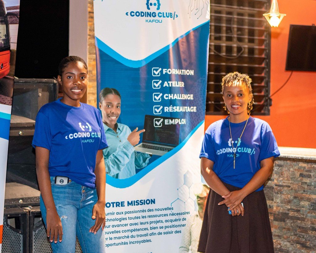 Membres femmes de Coding Club Haïti Carrefour devant la bannière du club