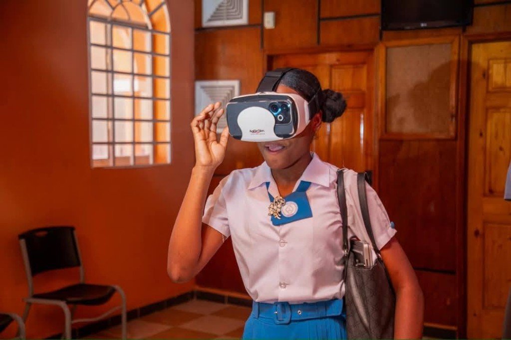 Élève découvrant la réalité virtuelle lors d’une session d’initiation